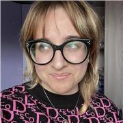 studentessa in giurisprudenza offre una mano a persone non di lingua italiana per imparare questa lingua